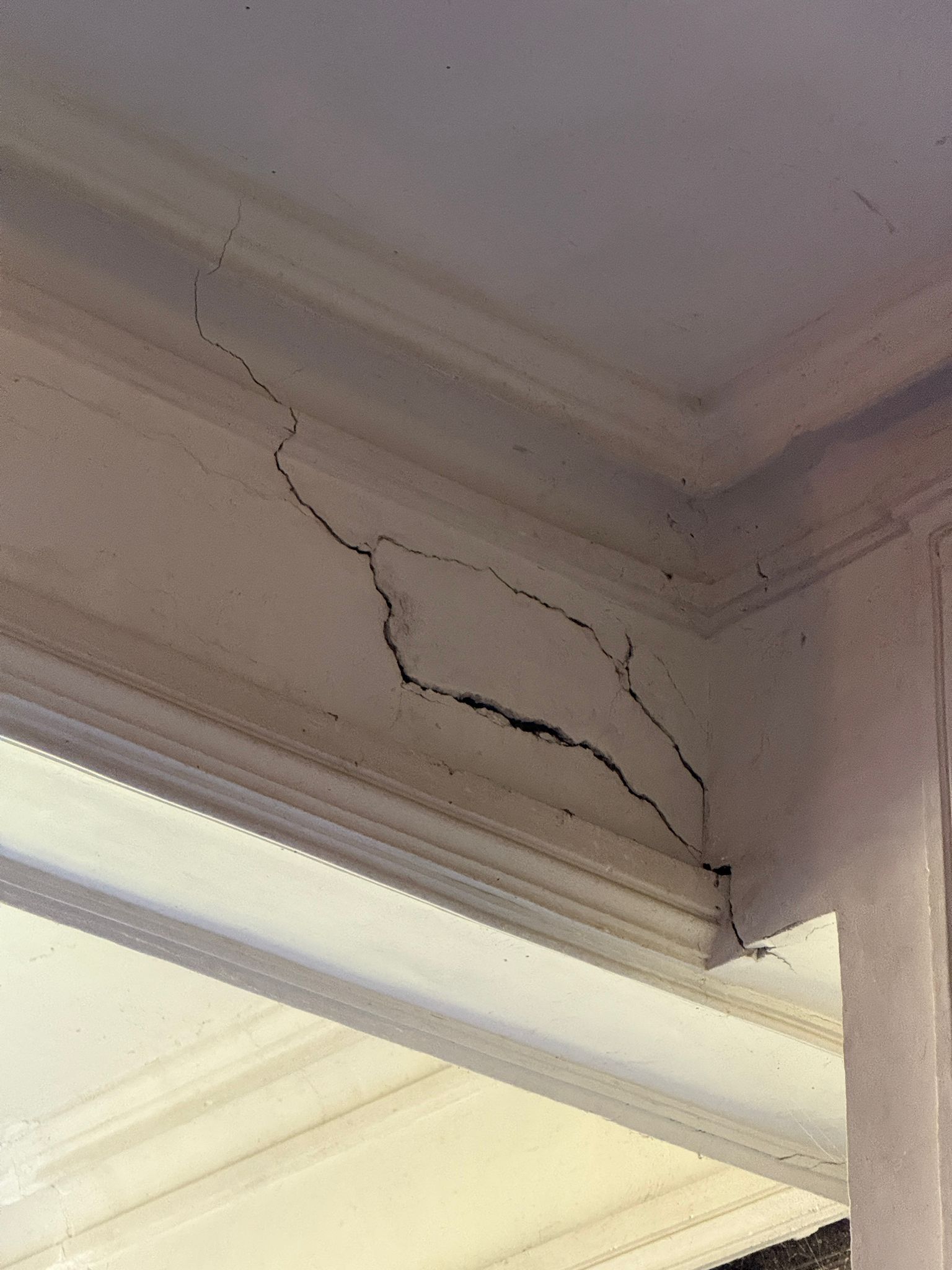 Dégradations des moulures en plâtre avant restauration