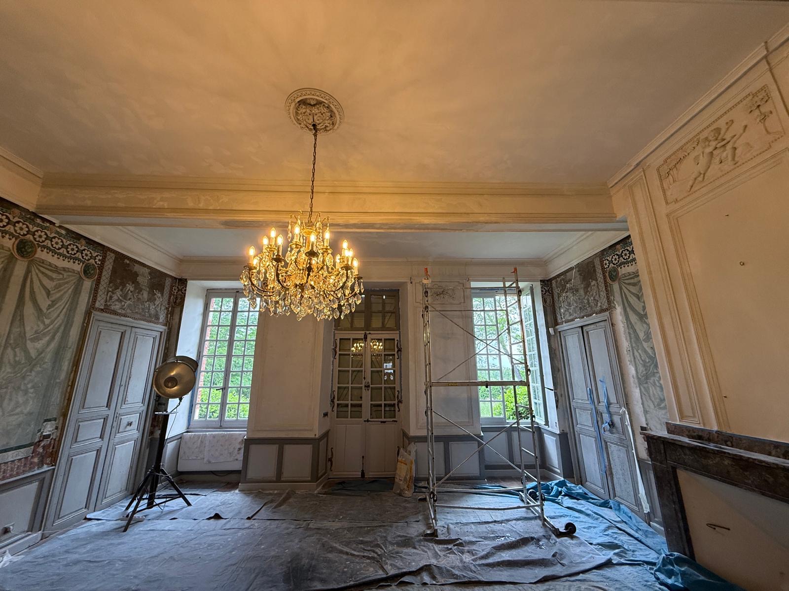 Vue d'ensemble de l'intervention dans le salon patrimonial.
